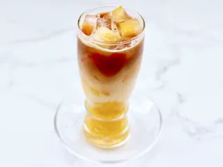 黄桃养乐多冰咖啡,最后上面倒入晾凉的咖啡就可以了。