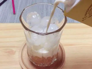 珍珠冷萃咖啡,倒入牛奶至杯子的十分之八处。
