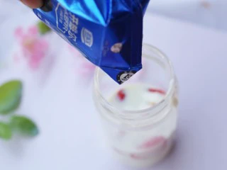 两分钟自制超nice的草莓奶昔,将酸奶倒入杯中。