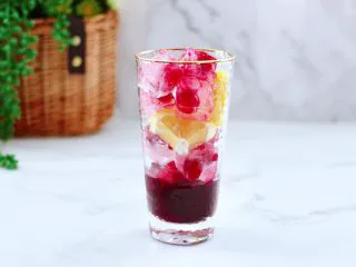 蔓越莓桑葚气泡水,上面铺上剩下的一半冰冻好的蔓越莓果冰块。