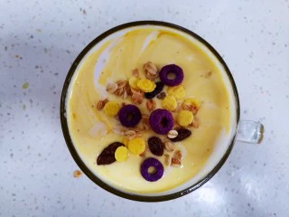 自制芒果奶昔,最后再撒点水果燕麦片装饰下