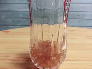 珍珠冷萃咖啡,取一只玻璃杯,放入煮好的珍珠。