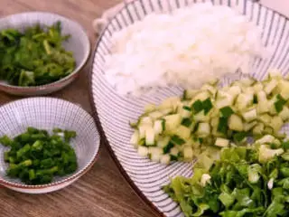 东北经典传统小吃:东北饭包,先将食材切小粒备用