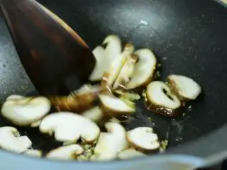 从小吃到大的家常菜，多吃青菜身体好,倒入香菇炒软。