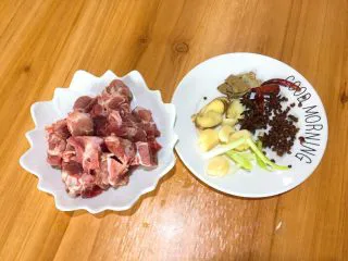 家常菜+酱骨肉,已经准备就绪