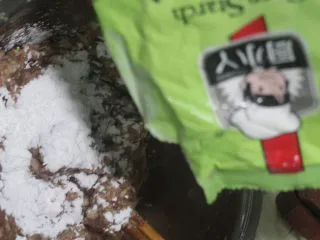 老北京小吃之“干炸小丸子”,500g肉馅我加了4勺玉米淀粉,这里需要提醒大家的是淀粉的选择,一定要用玉米淀粉才能做出丸子表皮的酥脆。