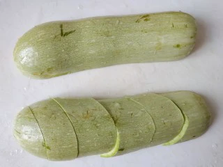 西红柿西葫芦炒肉片,在每一半均匀的斜刀