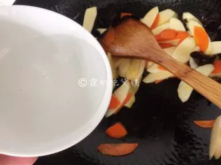 素炒山药 春的山药 清脆又爽口,加入小半碗水，稍稍煮个几十秒。