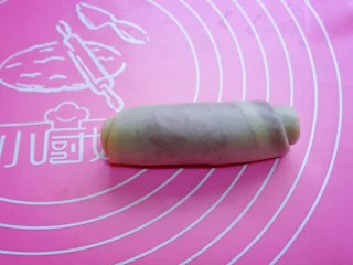 中式甜点～蜜豆桃花酥,从一端卷起，一直卷到另一段即可。