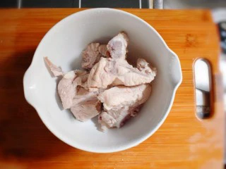 玉米胡萝卜山药排骨汤,将去过血沫的排骨,用清水反复冲洗干净。