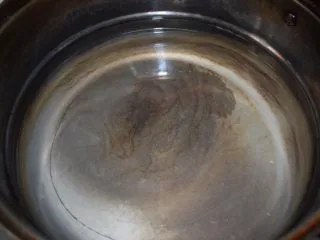 河南小吃——蒸素焖子,清洗锅,然后放入水。