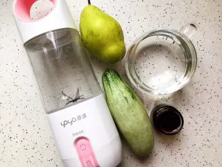 属于春天的果汁～羊角蜜香梨汁,首先我们准备好所有食材：羊角蜜一个（180g左右，去皮之后实际用量为150g左右）香梨一个（170g左右，去皮去核之后实际用量为120g左右）饮用水220，蜂蜜一小勺（可选）