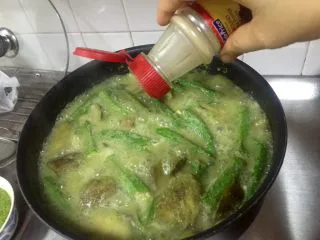 泰式青咖喱鸡·东南亚风味,最后加些黑胡椒粉,加些多一勺新鲜的青咖喱酱(提高颜值)。继续沸腾一会儿后即出锅。