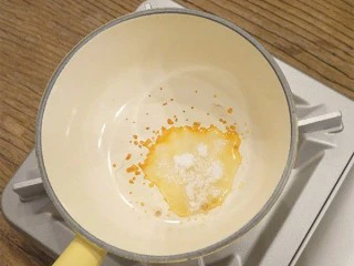 锅烧焦糖奶茶,熬焦糖，空锅用大火烧热然后转小火加入白砂糖，糖就开始变成焦糖了，不用加水