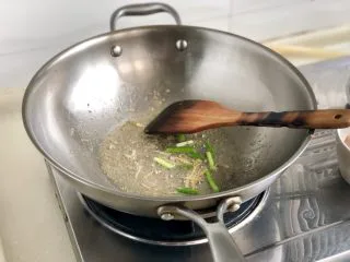 一番风味殿春蔬➕雪菜笋片炒肉丝,锅中底油,小火煸香小葱姜丝