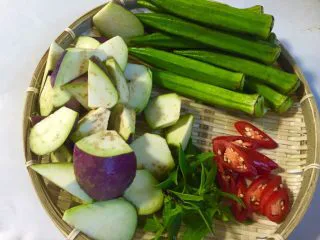 泰式青咖喱鸡·东南亚风味,配菜洗净切块、切片(秋葵切两截)