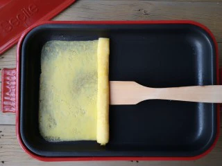 酷夏里的小清新——青瓜厚蛋烧,待蛋液稍凝固利用硅胶刮刀或木铲折叠蛋皮从右端卷起。