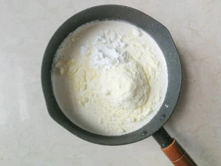 巧克力双色雪糕,除黑巧克力外的所有材料依次加入奶锅中