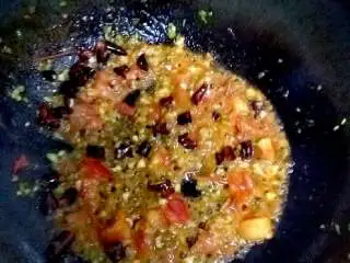 辣番茄风味汤面,在4中加入3中盛出的辣椒油翻炒。关火待用。