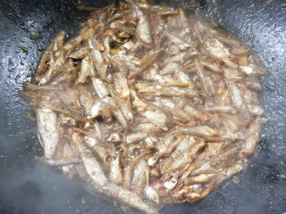 香辣下饭菜～客家小炒鱼干,延边缘浇一点料酒，继续翻炒一会，切记中火。