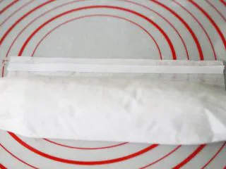 武汉小吃 糯米包油条,为了方便携带,可以在油纸最边缘沾上双面胶封口。