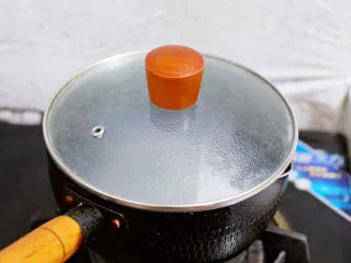 可以吸着喝的杨枝甘露,盖上盖子，焖至西米全变成透明