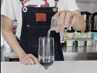 夏日水果气泡饮，长得漂亮还喝不胖,倒入竹蔗冰糖糖浆