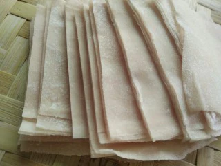 矾山特色小吃肉燕馄饨,肉燕皮一斤，（瘦肉放大砧板上，用大木棒用力敲打1-2小时，猪肉变得细腻而有韧性后，加淀粉揉成面团，然后推成后切成小方块，做这个需要师傅级的才能做好，你们可以买现成的皮包。）