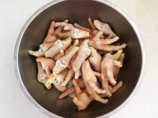 私房菜 密制酸辣鸡爪,把鸡爪捞出来