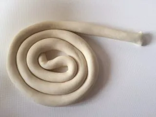 简易版陕西小吃烩麻食,再搓成这样的长条,我面少就搓成这样了,如果做的多的话擀成面皮再刀切成小块会比较快一些