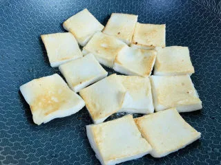干锅千叶豆腐,煎至两面金黄