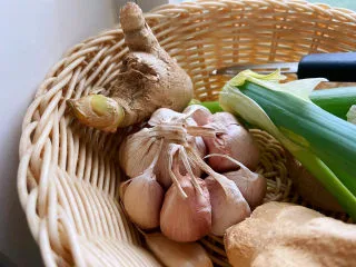 豆皮金针菇卷,大蒜3瓣左右，喜欢吃蒜，就多来几瓣。