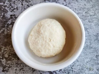 超喧软小笼包,最后揉成光滑面团，放温暖处醒发。