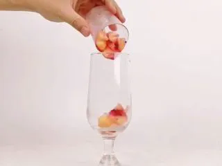 微醺来袭，更适合有趣灵魂的一款饮品,倒入新鲜水蜜桃果肉和新鲜红心火龙果果肉