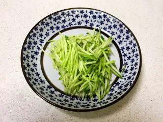 瓜丝肉末拌凉皮,把黄瓜切成丝