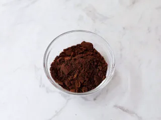 奥利奥海盐奶盖咖啡,奥利奥饼干打成末