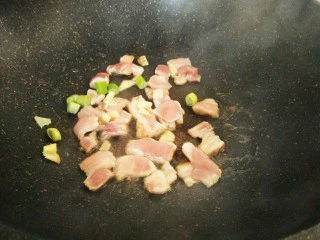 #猪年#五花肉炒香菇,锅里油烧热，放入葱姜，放入肉片翻炒