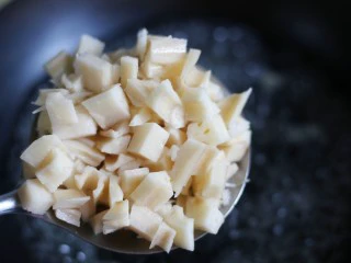 下饭神器小炒藕丁,然后下藕丁煮2分钟捞出。