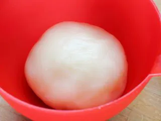 闽台风味茶点心豆沙糯米糍,7．刚出炉的糯米面团太烫也粘，待温，带上橡胶手套，手套上还要抺点油，将面团揉成光滑，多揉一会吃起来较Q。