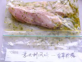 秘制异国风味鸡胸肉腌料&绝佳搭配 （减肥必备）,倒入腌料 封口 充分按摩哦！别忘了 放入冰箱腌制一晚 或者放冷冻层可以存放一个月
