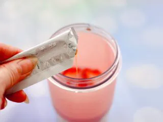 车厘子草莓冰奶昔,加入蜂蜜。