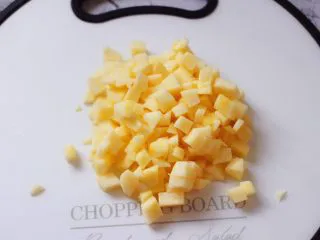 芒果苹果奶昔,再把苹果切成小碎块。