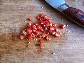 蒜蓉粉丝开背虾,小米辣切圈备用。