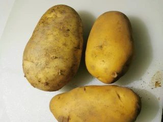 贵阳小吃洋芋粑,土豆3个,最好是黄土豆,口感更粉