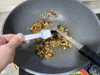 椒香鱼块➕椒香风味龙利鱼块,根据自己口味，加入少许食盐，翻炒均匀