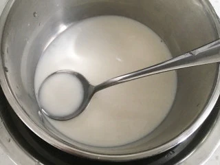 手工酸奶(香草奶油炼奶风味,比市售好吃),酸奶锅胆和勺子先用开水消毒一遍,先倒进小部分牛奶,加入白糖,底下坐热水把白糖融化;