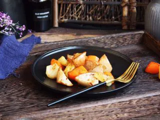 百变水果 新奥尔良风味雪梨烤鸡,雪梨块混着鸡肉及香料的味道，让你胃口大开。