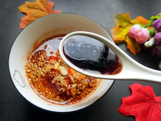 手撕茄子（内附万能凉拌汁做法）,两勺生抽。