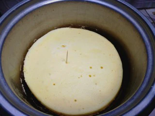 健康电饭锅蛋糕,用牙签插一下看看有没有粘黏蛋液，没有就熟透了，有就要再烧一次。