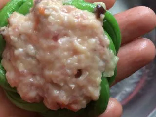 土豆肉末酿豆角,把腌制的的馅放在豆角上,用手压好,不要给漏出